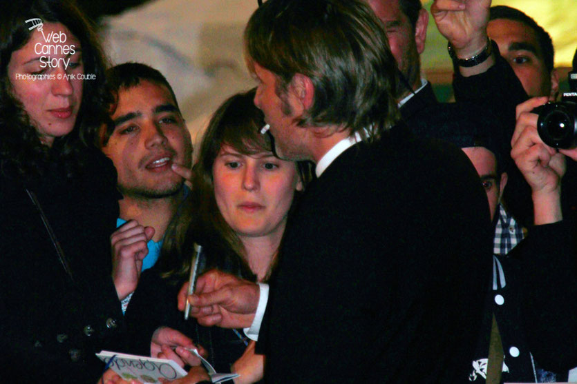 Mads MIKKELSEN, à la rencontre de ses fans - Festival de Cannes 2012 - Photo © Anik COUBLE