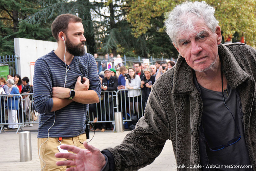 Christopher Doyle, le délirant chef opérateur de WKW, entouré de l'équipe technique de l'institut Lumière, lors du tournage du remake de la Sortie des Usines Lumière - Festival Lumière 2017 - Lyon - Photo © Anik Couble