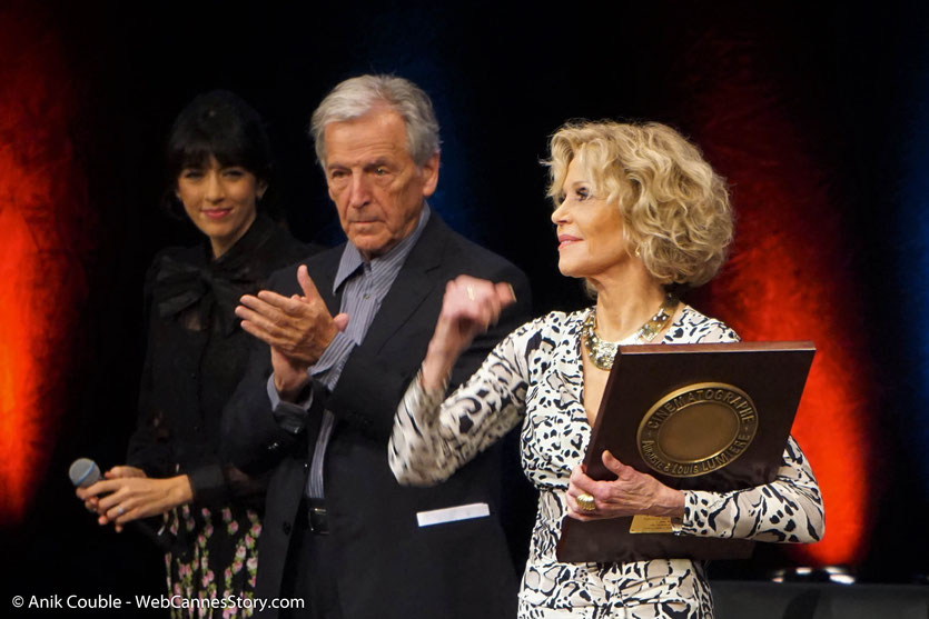Jane Fonda, entourée de Costa Gavras et Nolwenn Leroy, à l'issue de la cérémonie de remise du Prix Lumière à Jane Fonda - Festival Lumière 2018 - Lyon - Photo © Anik Couble