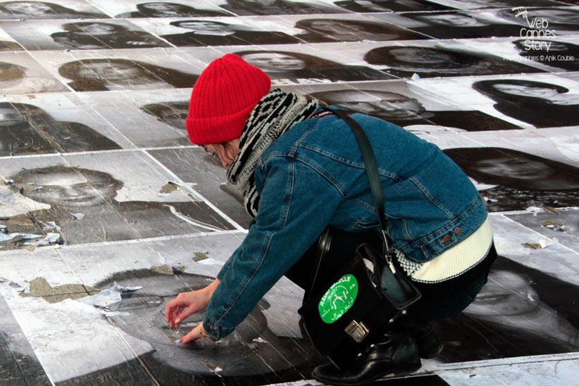 Charlotte Le Bon, lors de l'installation du projet "Inside Out" de l'Artiste JR - Lyon  Déc 2013 - Photo © Anik COUBLE