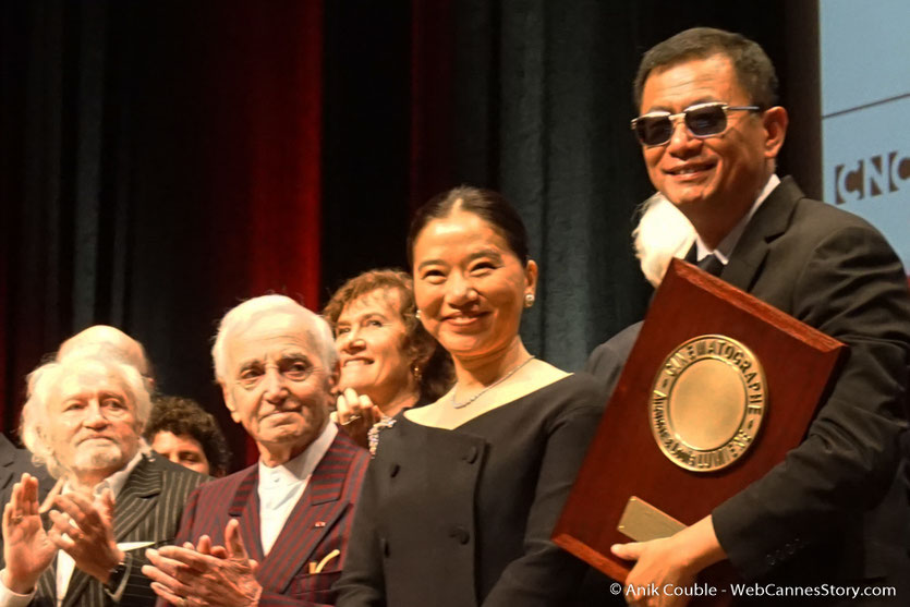  Wong Kar-wai, entouré de Charles Aznavour, Niels Arestrup et de sa femme Esther à laquelle il a dédié son Prix Lumière - Cérémonie de remise  du Prix Lumière à Wong Kar-wai - Festival Lumière 2017 - Lyon  - Photo © Anik Couble 