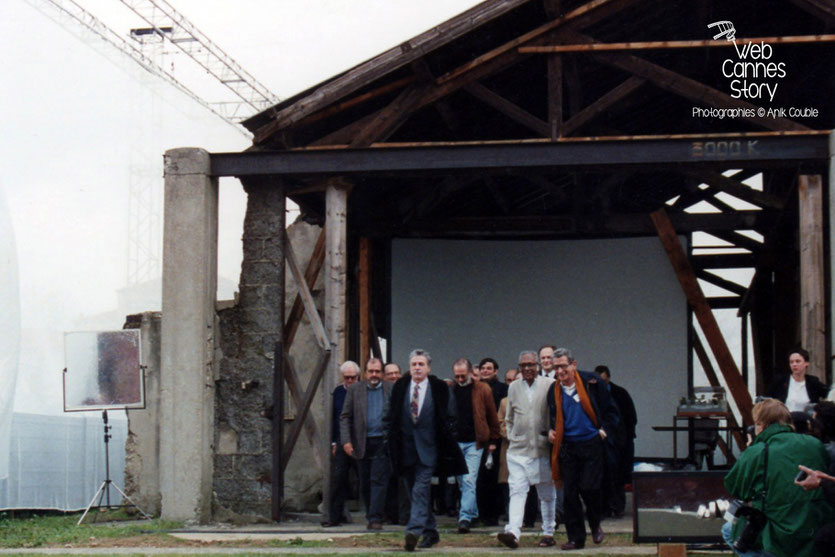 Remake de "Sortie d'usine", avec au premier plan, Paul Vecchiali, Mrinal Sen et Youssef Chahine, lors du centenaire du Cinéma, organisé par l' Institut Lumière à Lyon, le 19 mars 1995 - © Anik COUBLE