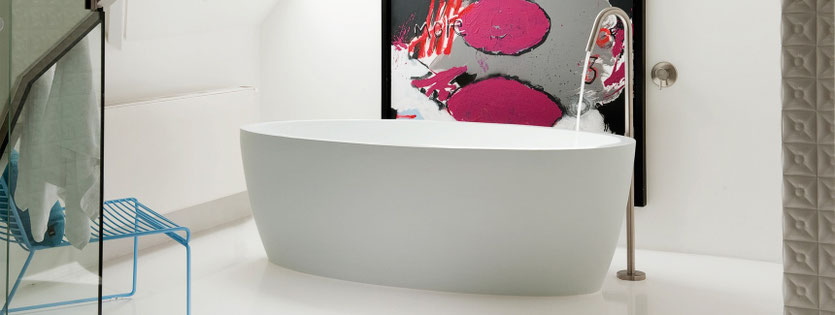 Mineralgussbadewanne mit edler Armatur