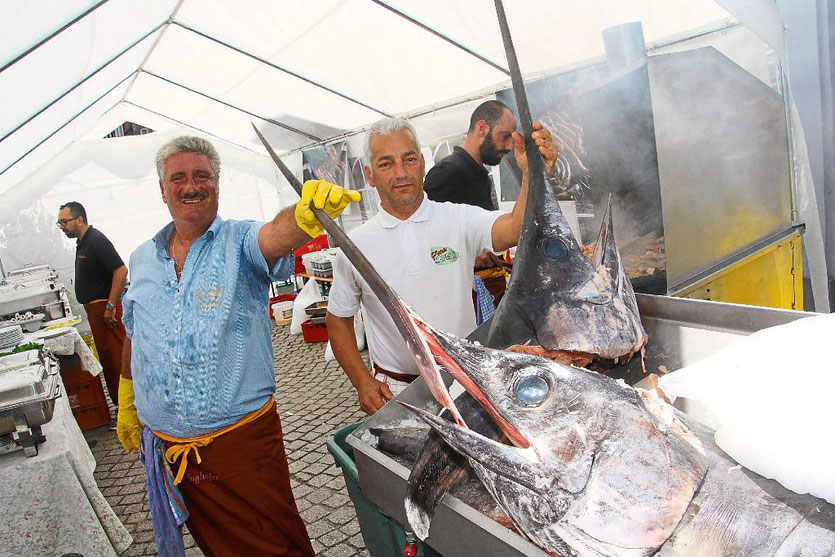 Die Stars des Tages waren Gaetano Calanni (links), sein Mitarbeiter Maurizio und zwei Schwertfische. Foto: Heinig Foto: Schwarzwälder-Bote