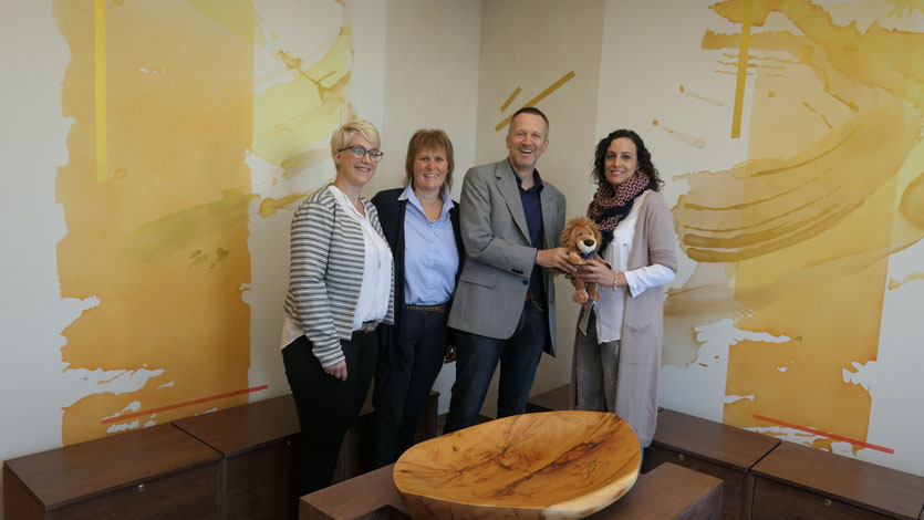 (von links) Jasmin Erichsen, Eva-Maria Säger, für den Lions Club Villingen überreicht Dr. Christian Friedrichsohn den Löwen mit einer großzügigen Spende an Francisca Kurz