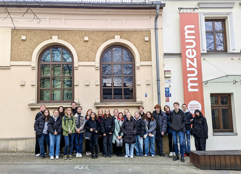 Unsere StudienfahrerInnen vor dem jüdischen Museum in Oświecim