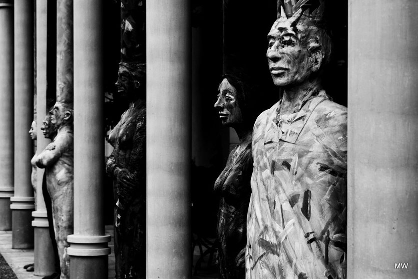 Skulpturenfestival, Bad RagARTz, in Bad Ragaz. Die Körperhaltung und Mimik der Säulenmenschen von Robert Indermaur habe mich beeindruckt und für ein Photo inspiriert. 
