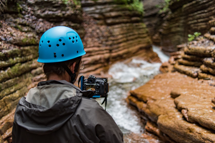 Dennis bei der Arbeit (Canyon-Fotografie in der Taugl, Österreich); "Red Canyon"