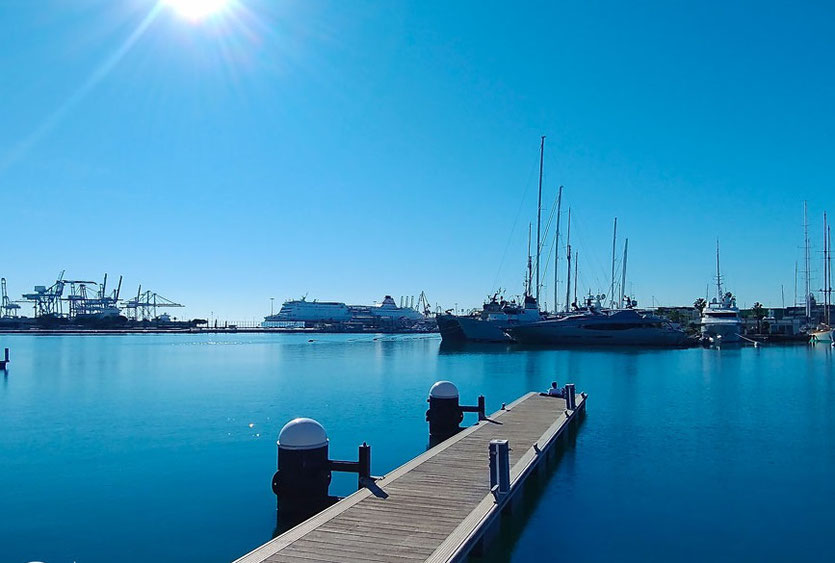 El puerto de la Ciudad de Valencia es uno de los mas importantes de  Europa y muy visitado por los turistas.