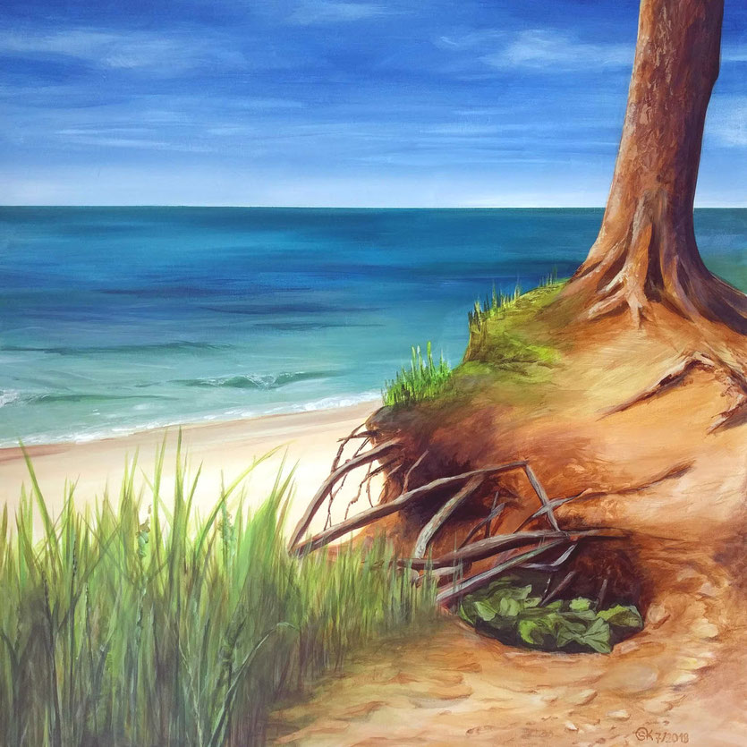 Acrylbild "Strand am Gespensterwald Ostsee": Blick hinunter zum Strand und zum blauen Meer, rechts steht ein kahler Baum, im Vordergrund Gras und Wurzeln