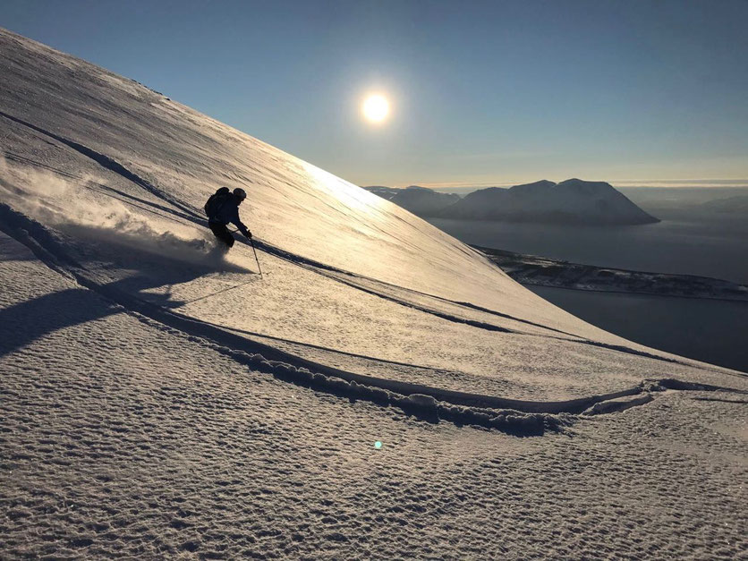 Der Autor geniesst den feinen Pulverhang an der Westseite des Rundfjellet – Foto: Stefan Brunner