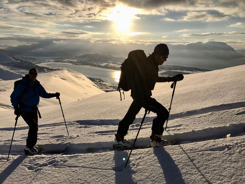 Bei diesem famosen Ausblick fällt Stefan und Oliver der Aufstieg leicht – Foto: Stefan Brunner