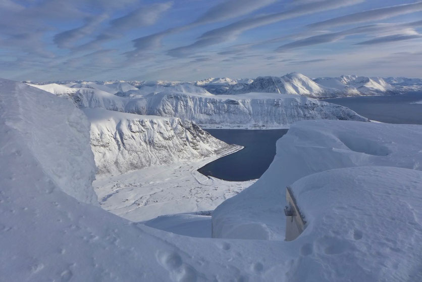 Vom Gipfel des Trolltinden auf der Insel Arnøya