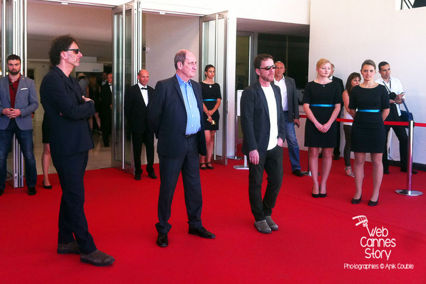 Pierre Lescure, entouré des frères Coen, attendant, en haut des marches les frères Taviani et Dardenne, venus rendre hommage aux frères Lumière - Festival de Cannes 2015 - Photo © Anik COUBLE  