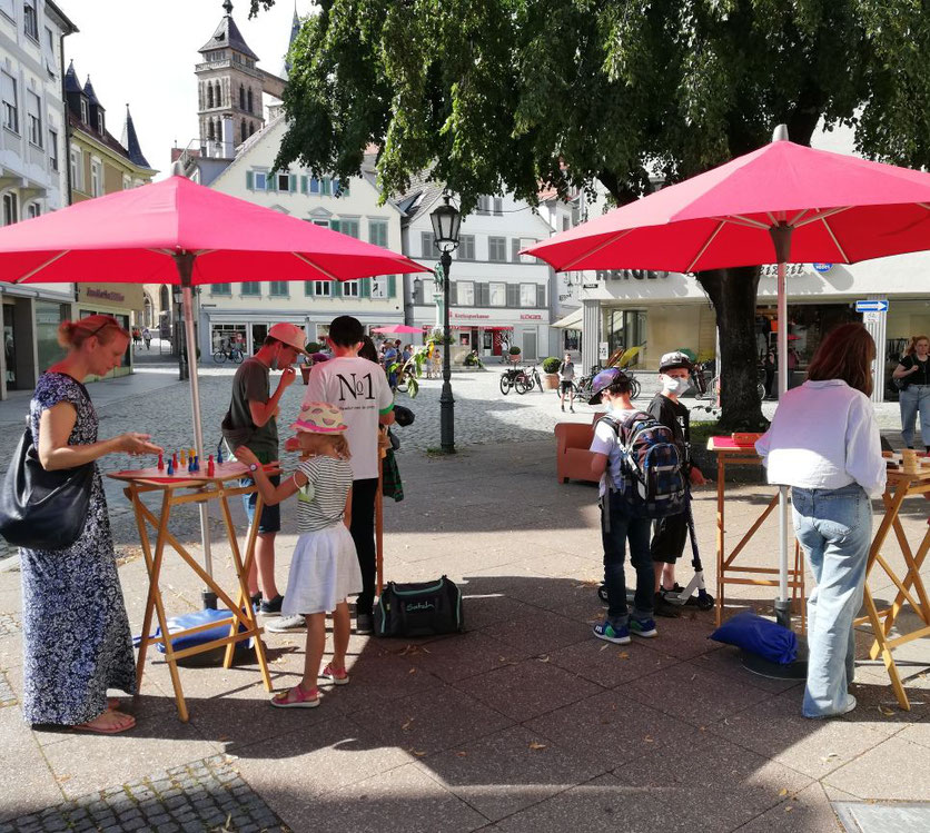 Spielinseln mit Brettspielen als Belebung der Innenstadt auf der Ritterstraße in Esslingen