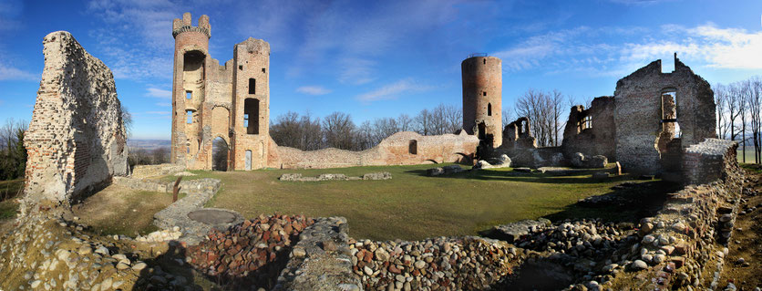 Vue intérieure ruines du Château de Bressieux XIIIe siècle