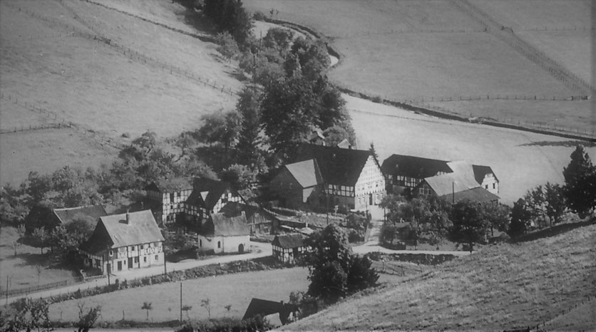Sallinghausen um 1950: links Schmies Haus, daneben Dorfkapelle und Schmies Schmiede, die Mahl- u. Sägemühle, rechts Gockeln Hof (Familie Baust)