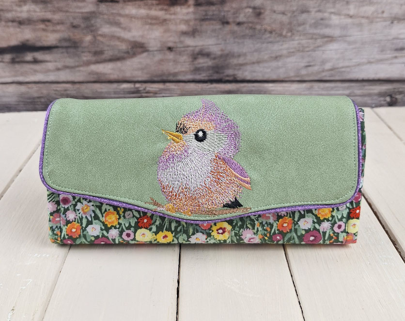 grand portefeuille brodé femme, broderie petit oiseau, compagnon pour le printemps, tissu vert avec petites fleurs , faux cuir vert