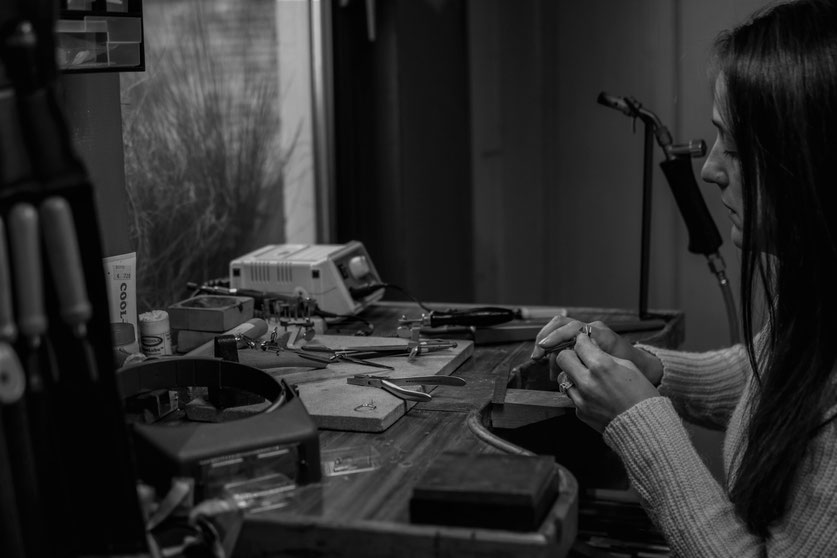Candice De Rijcke joaillière-créatrice de bijoux dans son atelier de bijouterie