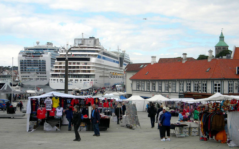 Liegeplatz im Zentrum von Stavanger (Strandkaien auf dem Bild links, Skagenkaien rechts)
