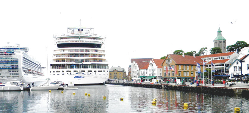 Hafen mit Valberget Aussichtspunkt (rechts)
