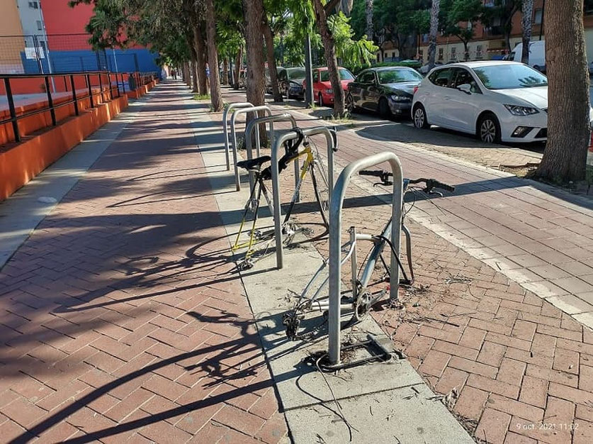 Bicicletas y Vandalismo: Las bicicletas urbanas y compartidas son blanco fácil, lo que lleva al robo de componentes y destrucción de infraestructura.