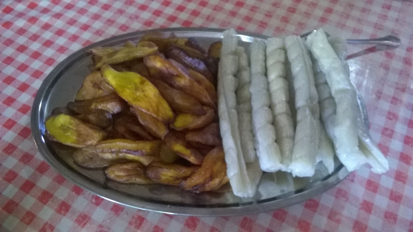 Links gebratene "plantains", rechts geschälte "bâtons de manioc", zwei Beilagen-Dauerbrenner.