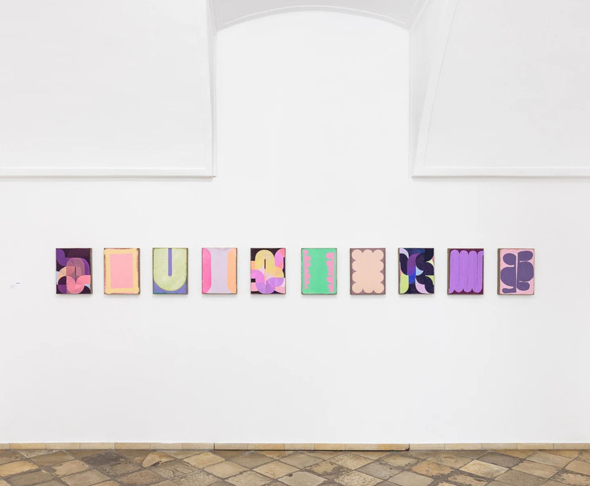 Ausstellungsansicht Six Solos, Galerie Suppan, Wien 2023. Werkgruppe Julia Brennacher, The Eclectic Trail, 2022