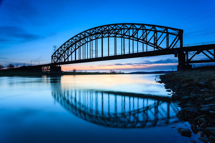 Blue Hour spoorbrug Driel