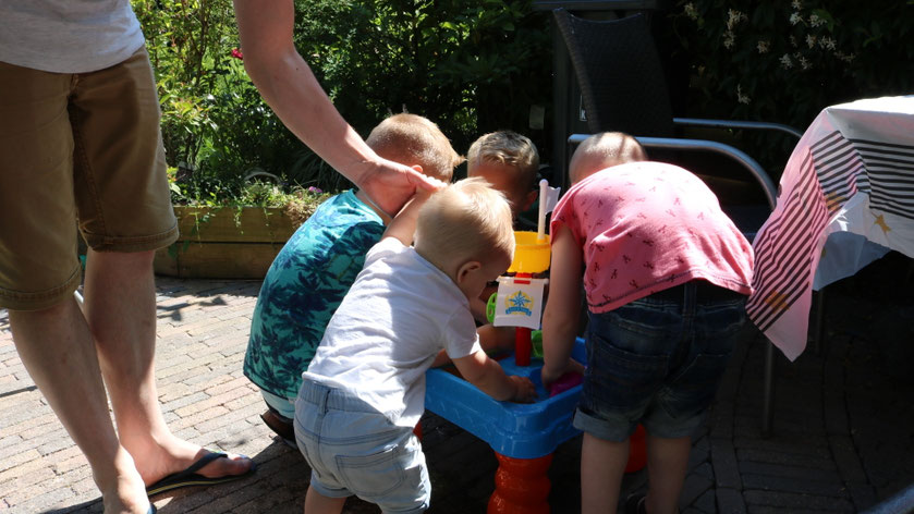 Gelijk spelen met een van de cadeaus