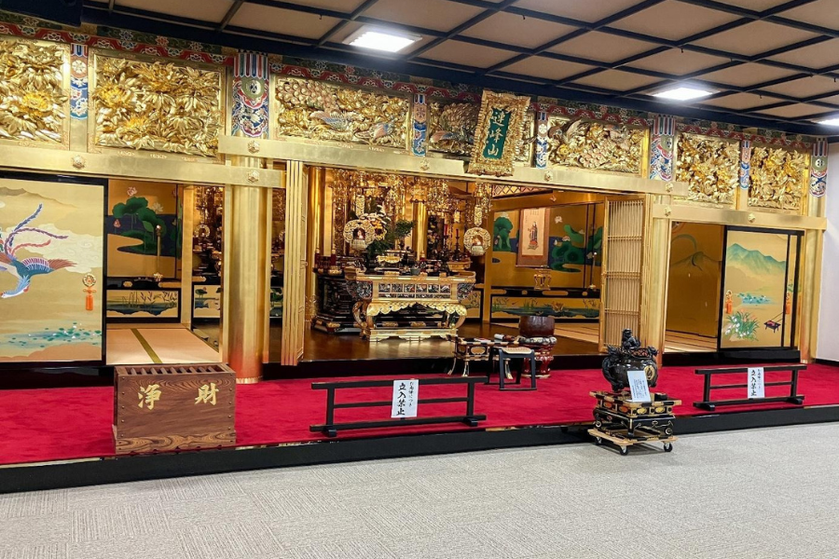 絢爛荘厳といえる宝流寺の本堂