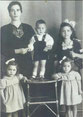 1952 - Assunta Marinaro con i suoi figli, prima di partire per le Americhe