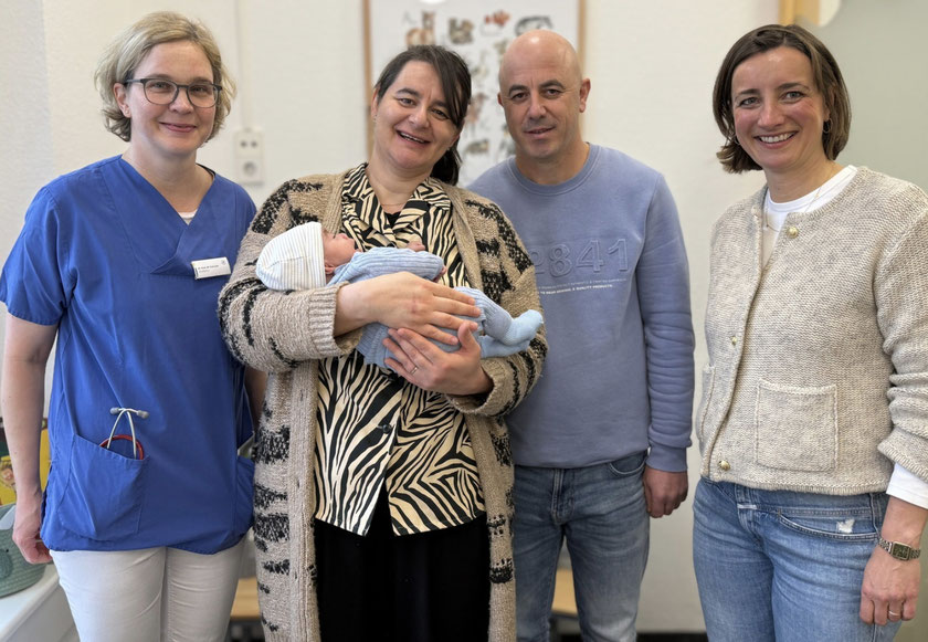Dr. Meike Franssen (links), Osmanol und seine Eltern (mitte) und Iris van Deest (rechts)