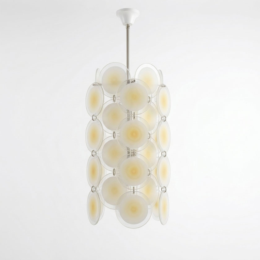 lampadario Murano Halo con dischi bianchi in vetro di Murano moderno su parete chiara