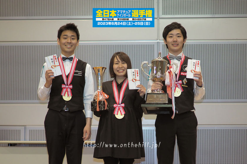 左から、B級優勝：氏家崇雄、女子級優勝：梶原愛、A級優勝：小宮鐘之介。Photo Courtesy of On the hill !