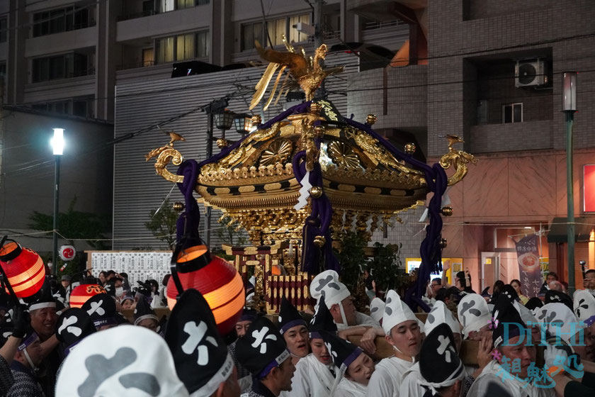 街中巡るくらやみ祭りのお神輿