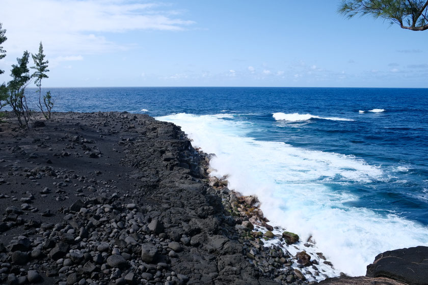 Sable noir et rochers basaltiques au Puits Arabe, La Réunion