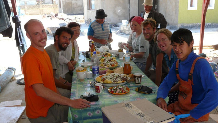 Beshbarmack (plat typique kazak) préparé par les ouvriers de la maison ou nous campons.