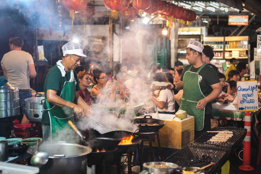 Pulsierendes Streetfood auf dem Nachtmarkt in Surat Thani
