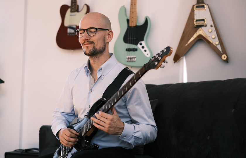 Gitarrenlehrer in Augsburg: Constantin Einzmann gibt bei der ShredFactory Augsburg Gitarrenunterricht für Anfänger und Fortgeschrittene.
