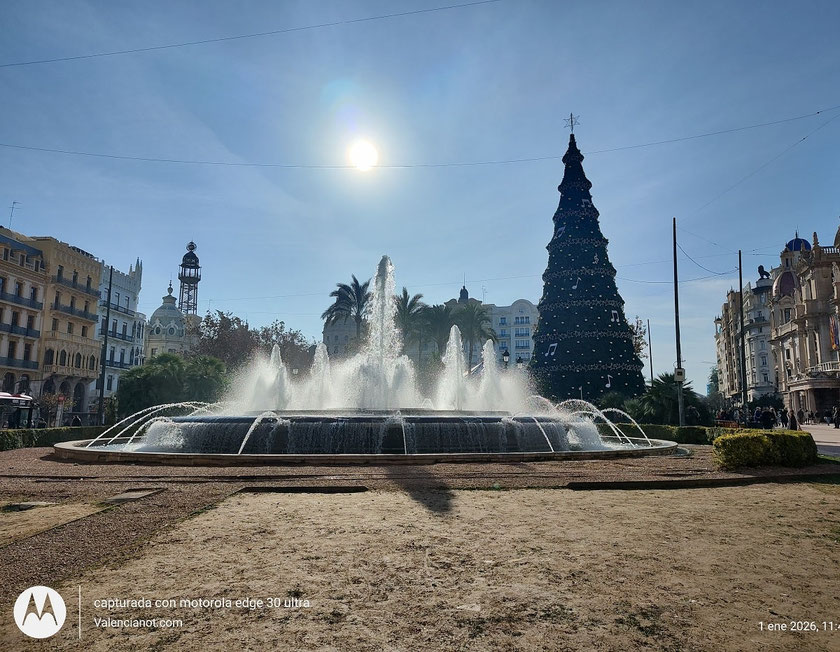 La Fuente de la Plaza del Ayuntamiento es un elemento icónico ubicado en el centro neurálgico de la ciudad de Valencia, España. Es conocida por sus juegos de agua y luces, y está rodeada de jardines.