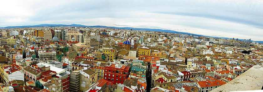 Valencia es actualmente la tercera ciudad más grande de España y destaca por su vibrante combinación de historia romana, arquitectura futurista y playas mediterráneas. Con una población aproximada de 844.424 habitantes.