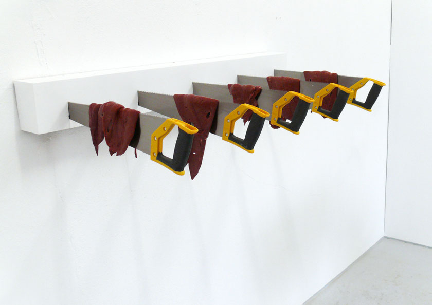 Sans titre, 2007. Série Juxtapositions. Scies, viande, bois, peinture acrylique. Dimensions variables. © Martin Aullas