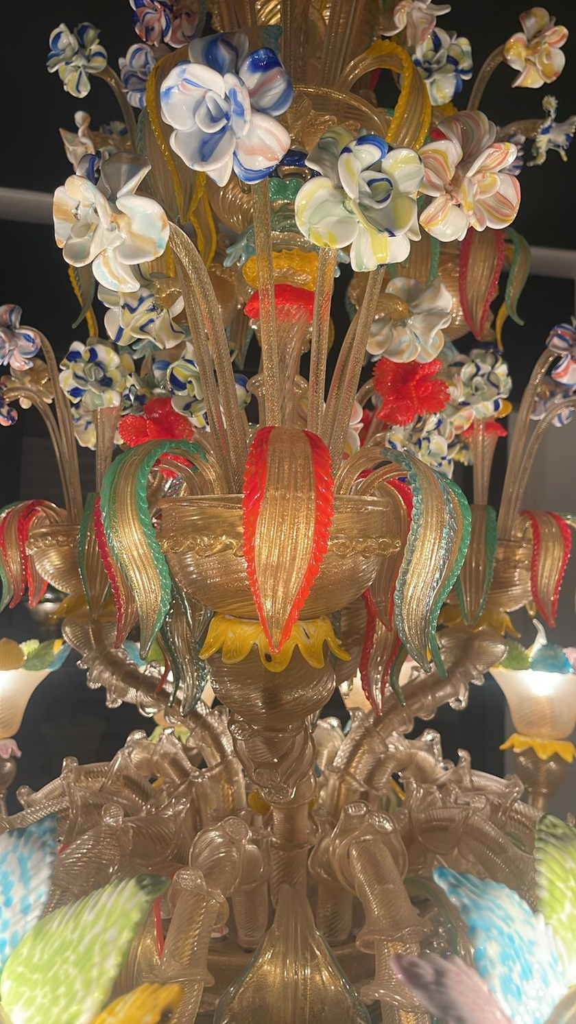 Dogaressa in vetro di Murano lavorato a mano 12 luci con fiori e foglie multicolore