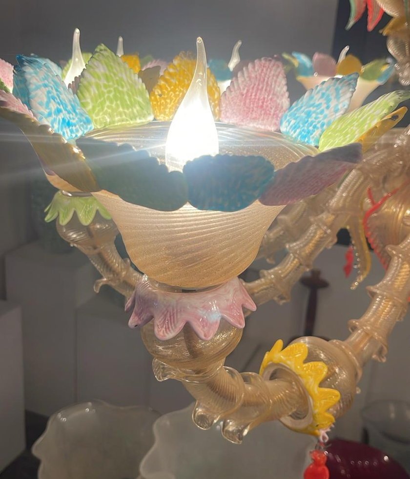 Dettaglio Dogaressa in vetro di Murano lavorato a mano Ca Rezzonico con decorazioni artistiche