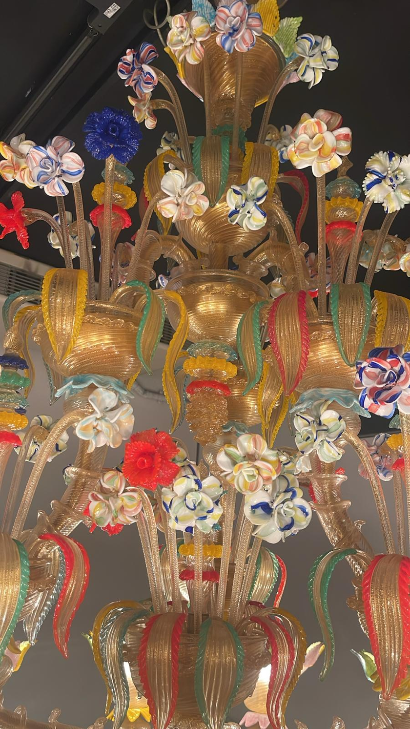 Dettaglio Dogaressa in vetro di Murano lavorato a mano con fiori colorati e oro 24 carati