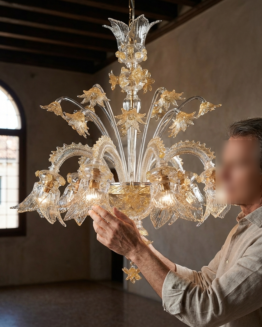 Lampadario in vetro di Murano Gluck a 8 luci vista laterale con bracci curvati e lavorazione artigianale veneziana