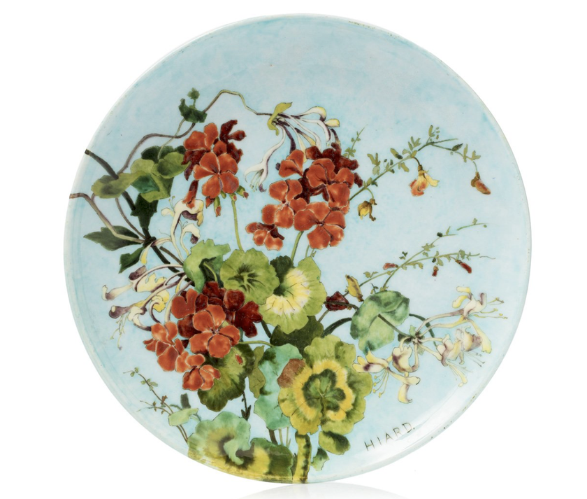 Théodore DECK (1823 - 1891) et HIARD (décorateur) Assiette en céramique à décor de géraniums et de chèvrefeuille.