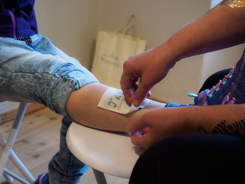 Anleitung zum Anbringen von KlebeTattoos Tattooaffairs Webseite