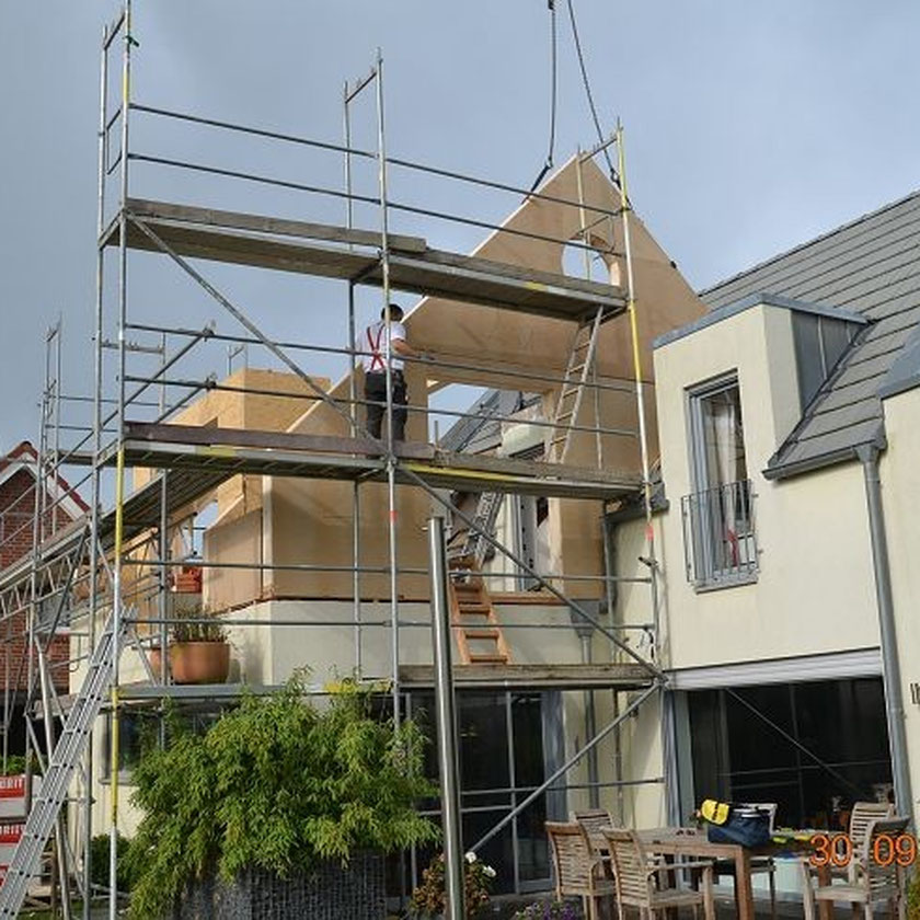 Bild1a: 2. Giebel mit neuer Gaube in Zinkverschalung auf Flachdachanbau,Holzkonstruktion, Sparren ,